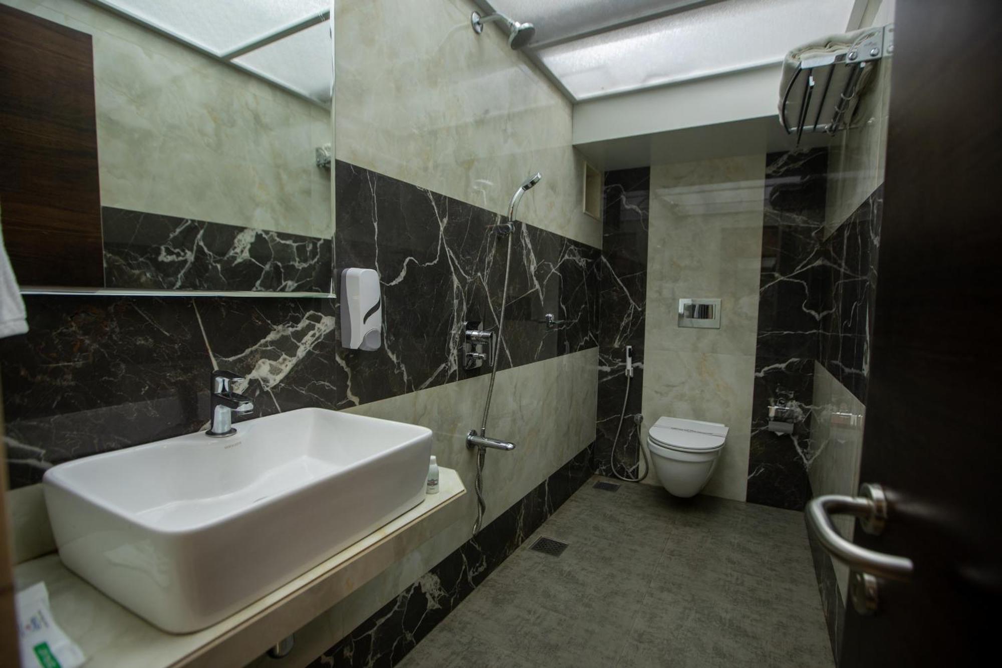 Hotel Naaz Executive Mumbai Exterior foto
